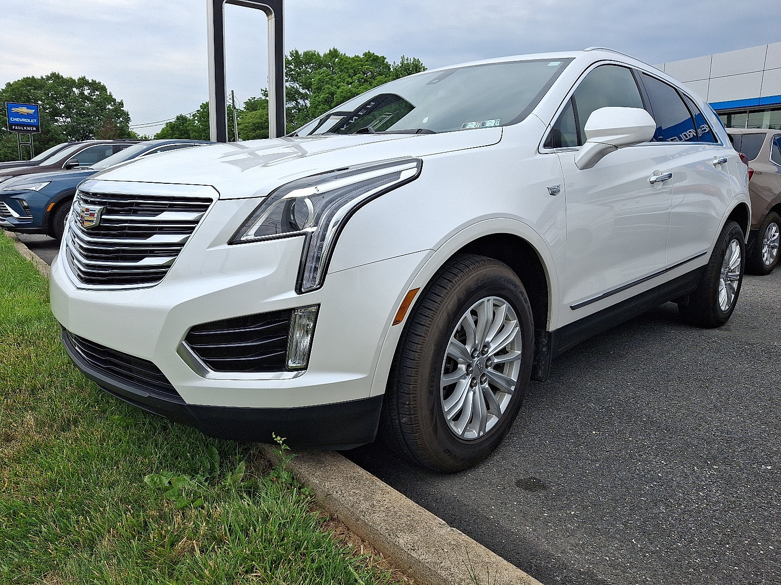 Used 2018 Cadillac XT5 FWD image 3