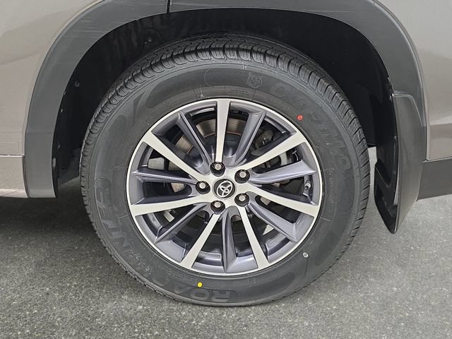 Used 2017 Toyota Highlander XLE AWD/4WD image 30