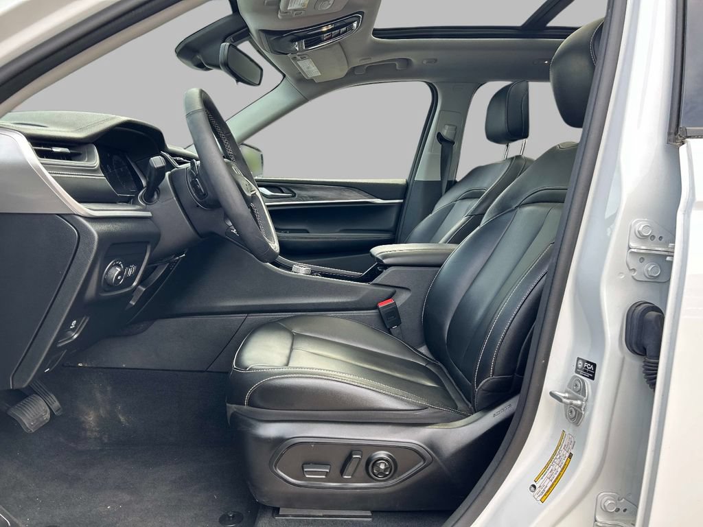 Used 2023 Jeep Grand Cherokee Limited AWD/4WD image 17
