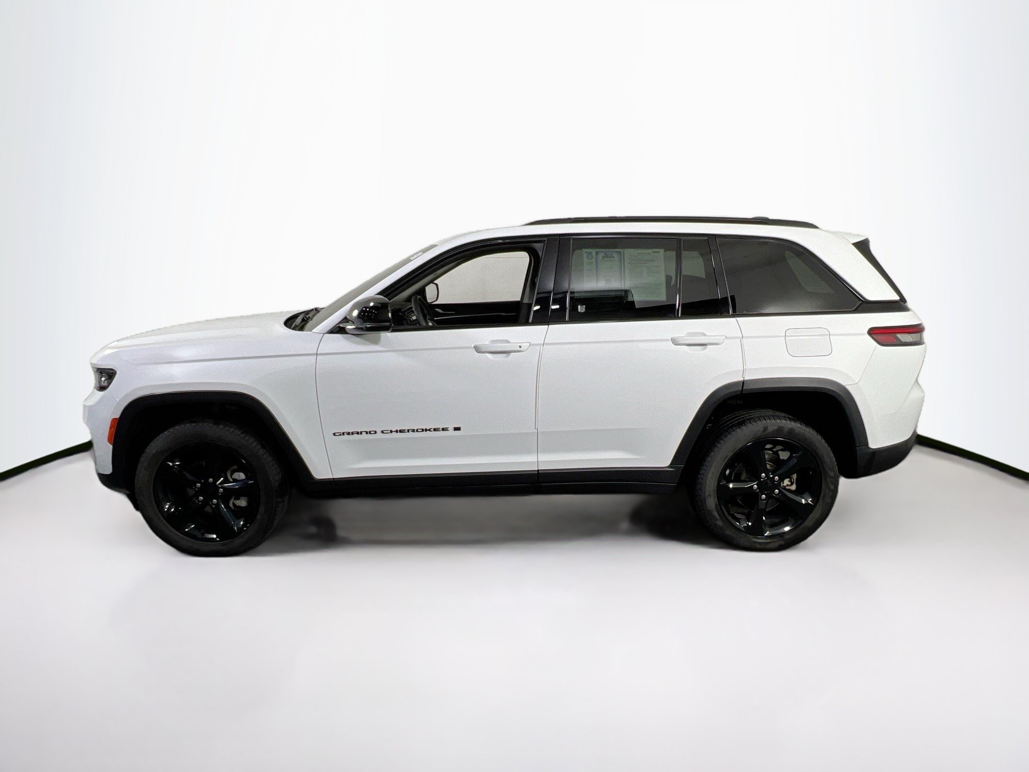 Used 2023 Jeep Grand Cherokee Limited w/ Black Appearance Package AWD/4WD image 8