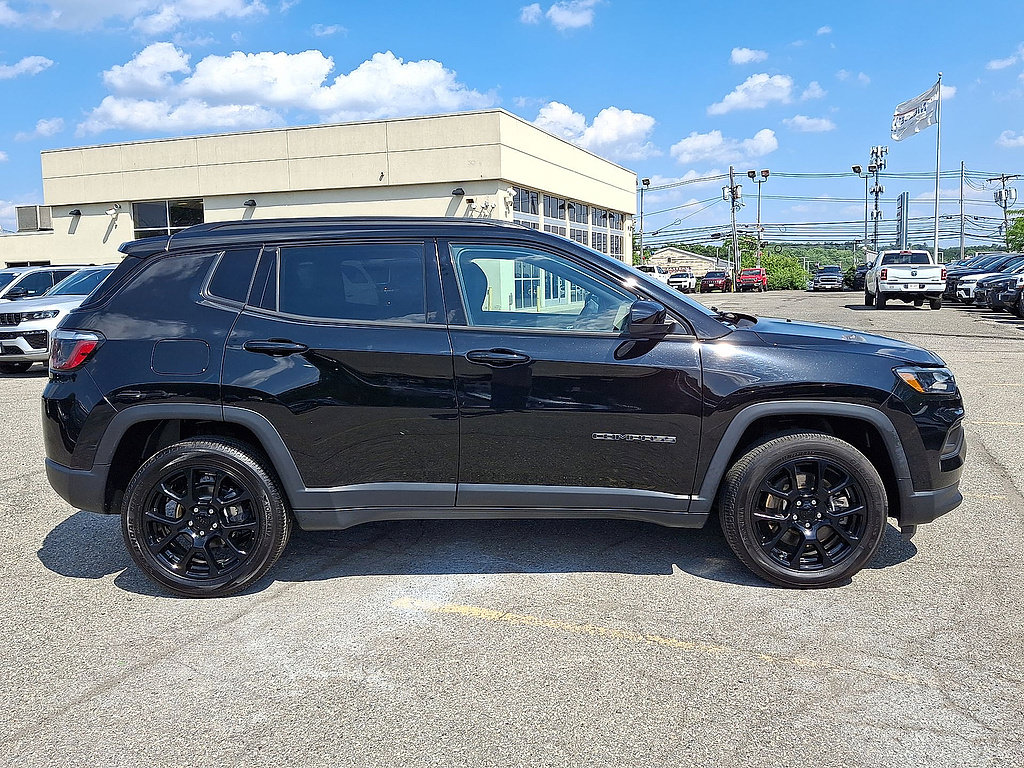 Used 2024 Jeep Compass Latitude w/ Convenience Group AWD/4WD image 32