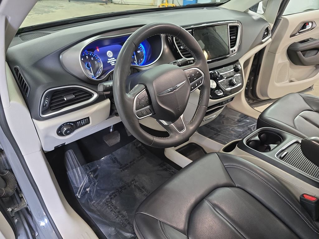 Certified 2023 Chrysler Pacifica Touring-L FWD image 18