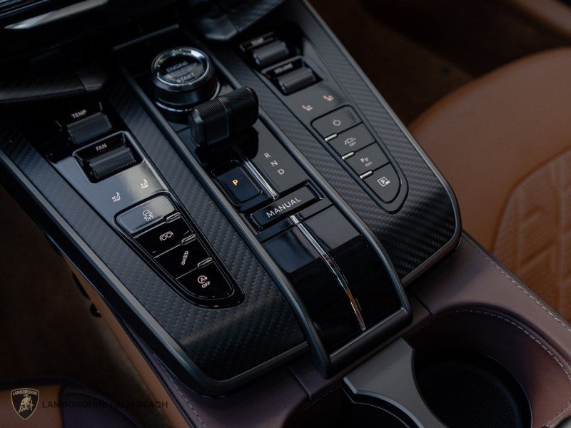 Used 2025 Aston Martin Vanquish image 18