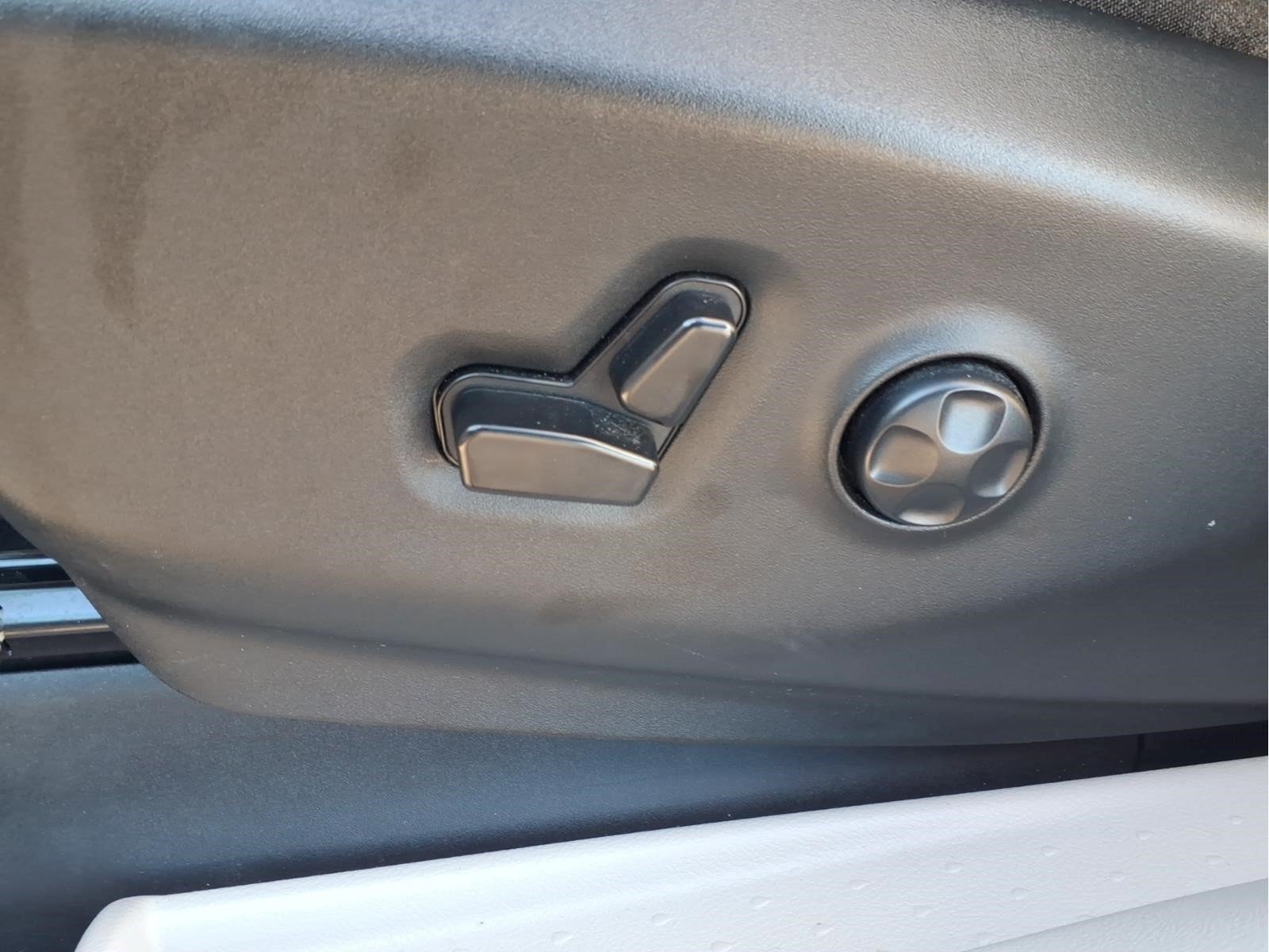 Used 2024 Chrysler Pacifica Touring-L FWD image 25
