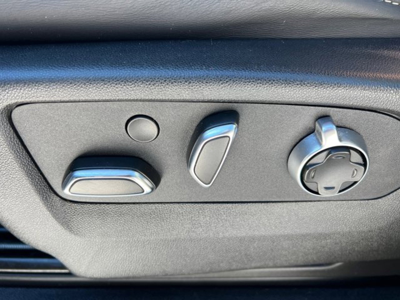 Used 2024 GMC Yukon XL Denali Ultimate image 22