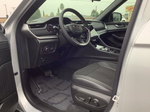 New 2025 Jeep Grand Cherokee Altitude image 7