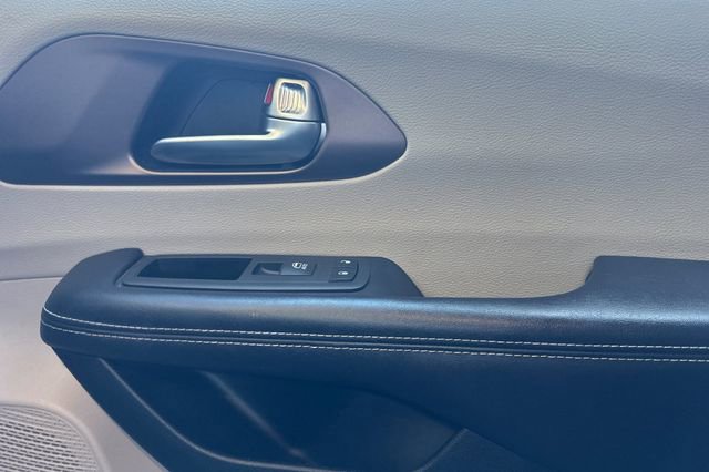 Used 2022 Chrysler Voyager LX image 23
