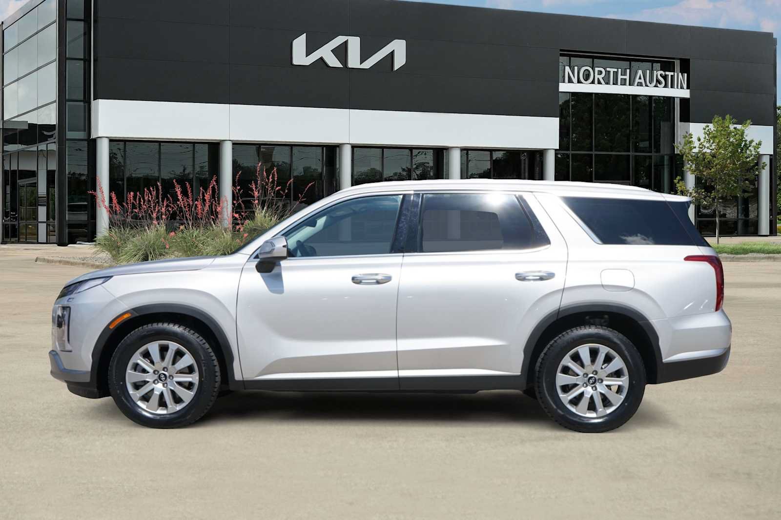 Used 2025 Hyundai Palisade SEL FWD image 3