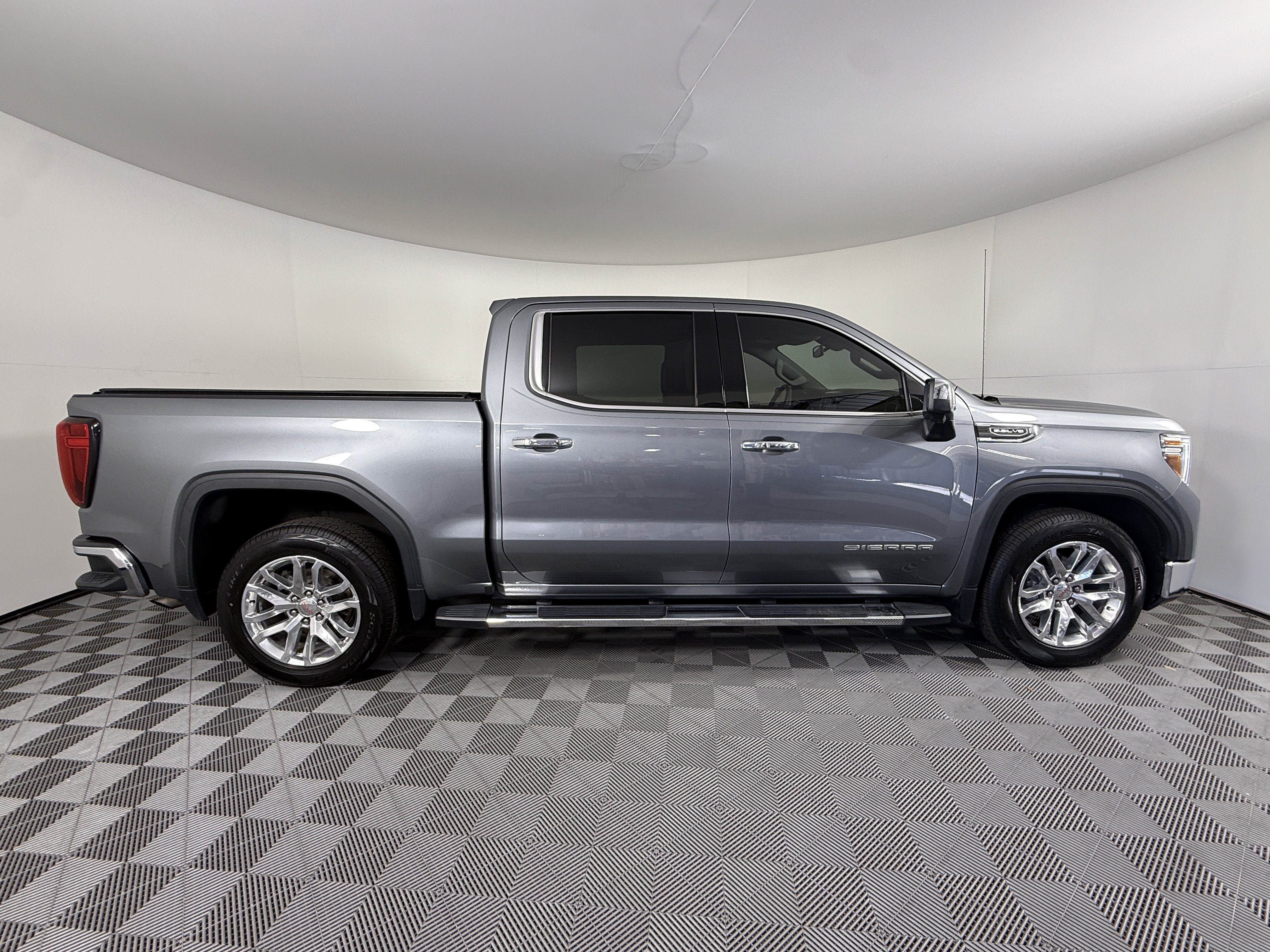 Used 2021 GMC Sierra 1500 SLT w/ SLT Premium Package RWD image 2
