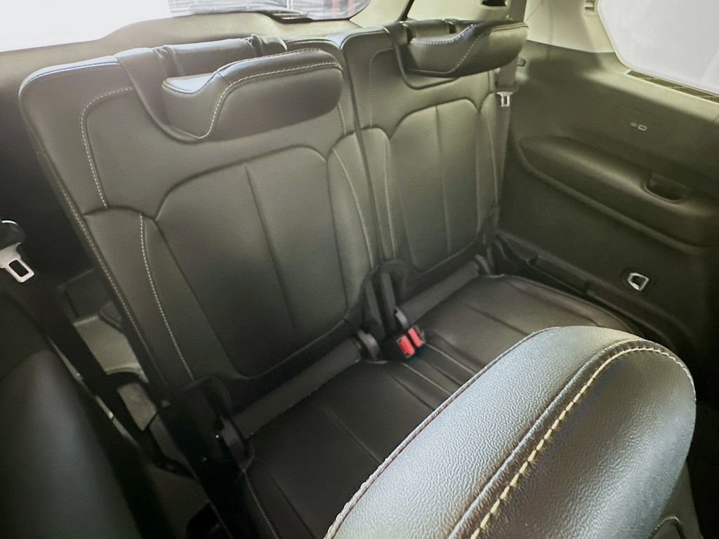 Used 2023 Jeep Grand Cherokee L Limited AWD/4WD image 35