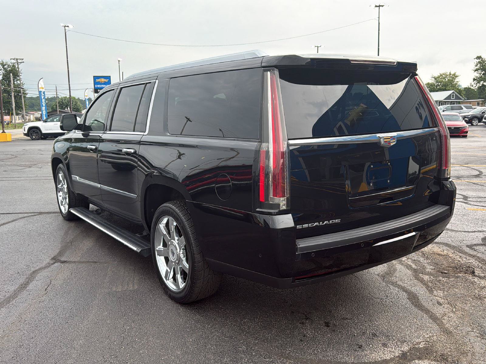 Used 2017 Cadillac Escalade ESV Platinum AWD/4WD image 3