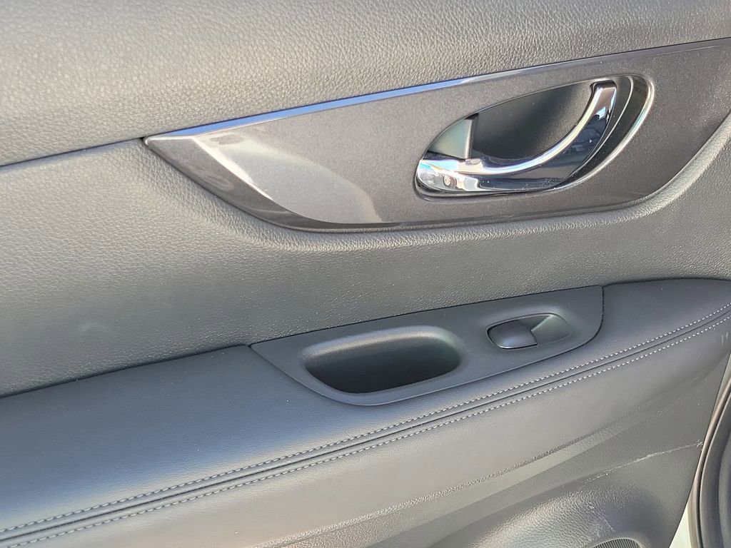 Used 2017 Nissan Rogue S image 15