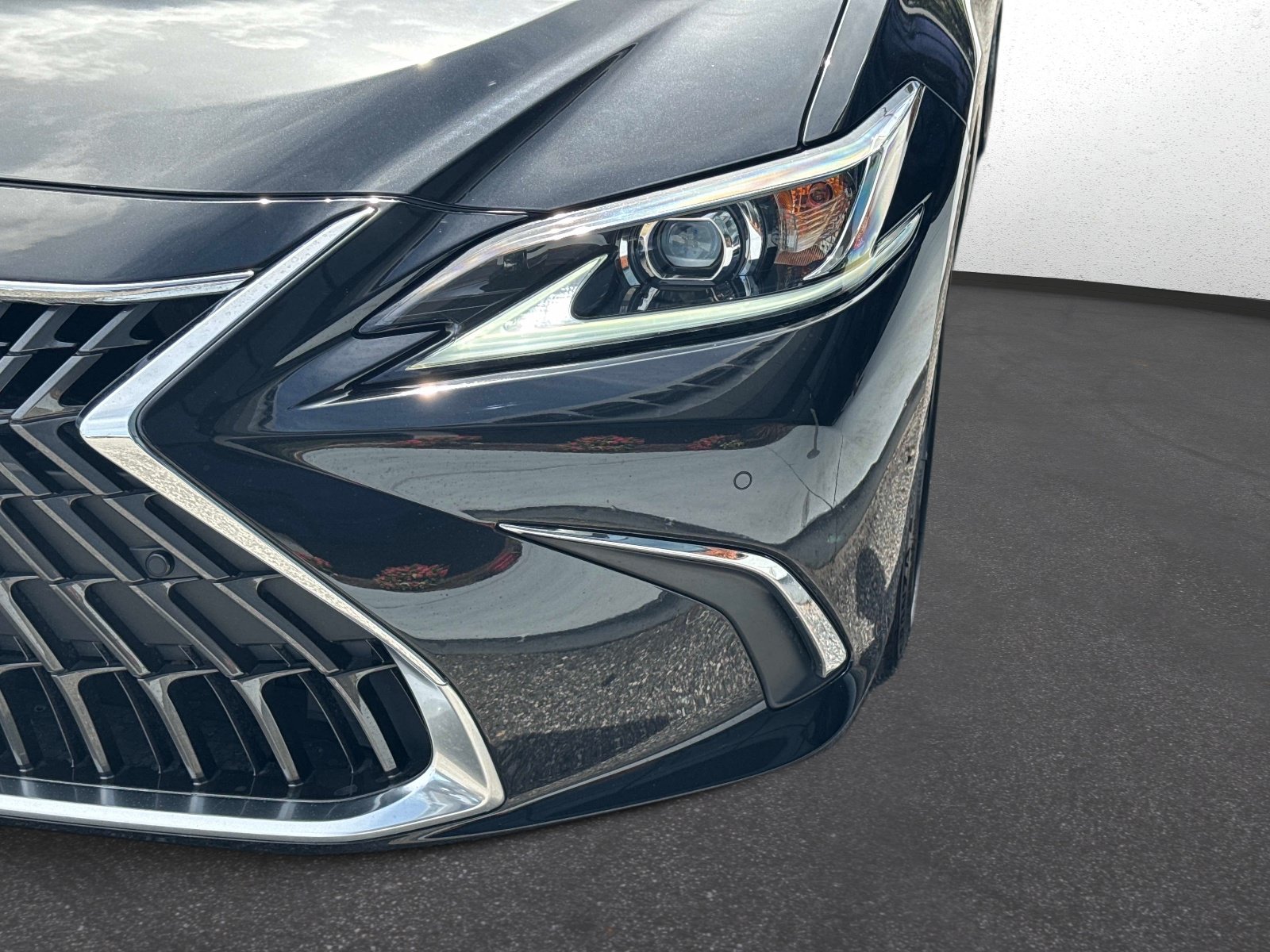 Used 2025 Lexus ES 350 w/ Premium Package FWD image 9