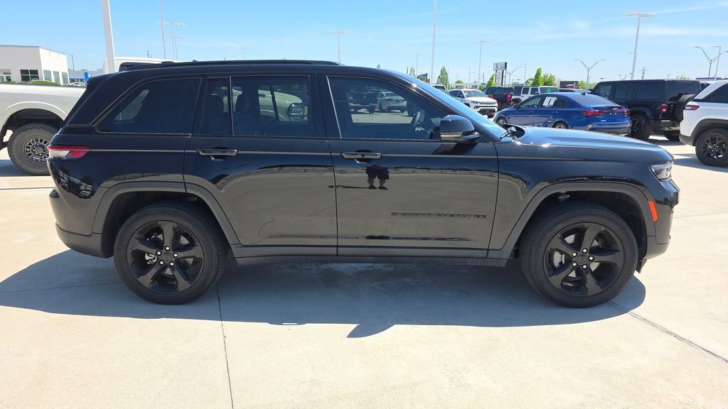Used 2023 Jeep Grand Cherokee Altitude AWD/4WD image 6