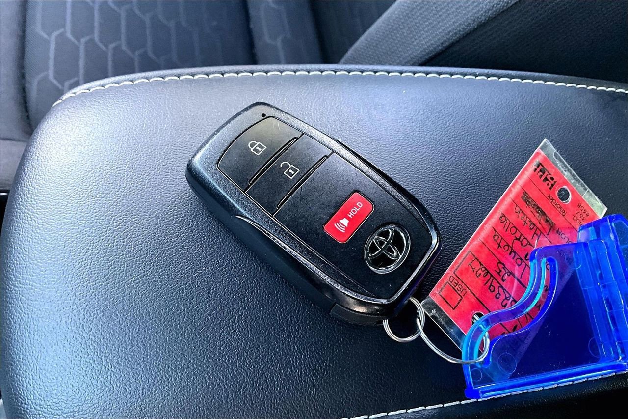 Used 2025 Toyota Corolla SE image 32