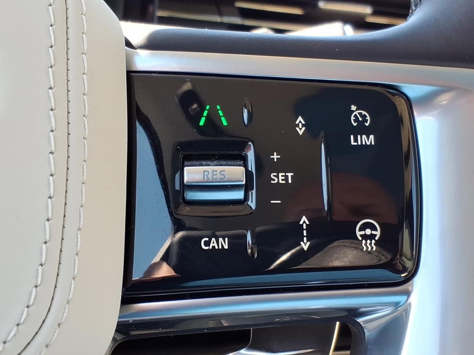 Used 2025 Land Rover Range Rover SE image 22