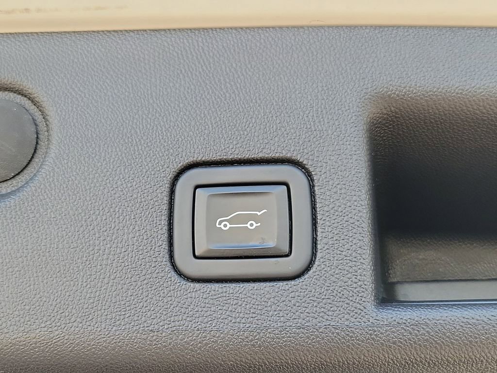 Used 2022 Chevrolet Equinox Premier w/ LPO, Floor Liner Package image 9