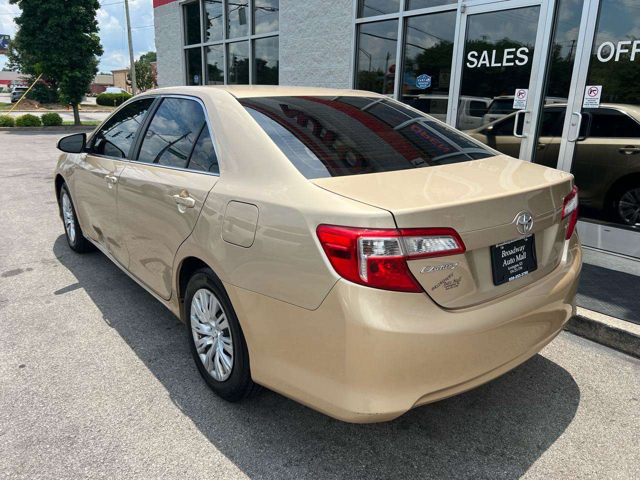 Used 2012 Toyota Camry LE FWD image 5