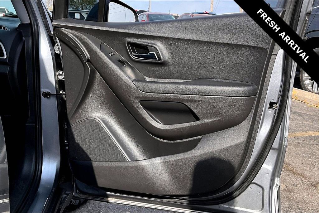 Used 2020 Chevrolet Trax LT w/ LT Convenience Package image 25