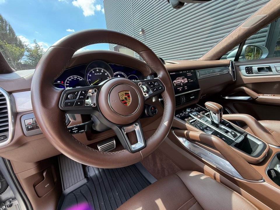 Certified 2020 Porsche Cayenne Turbo S AWD/4WD image 15