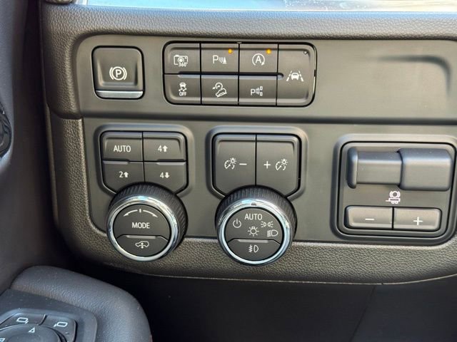 Used 2025 Chevrolet Suburban RST w/ RST Capability Package image 34