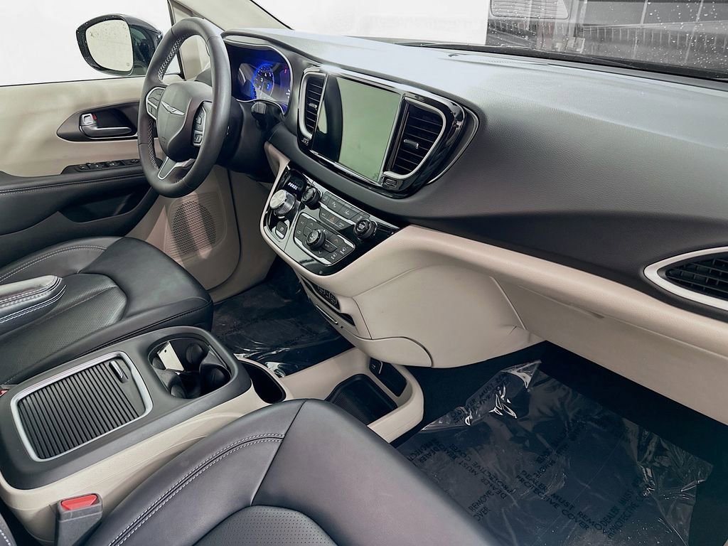 Certified 2024 Chrysler Pacifica Touring-L image 39