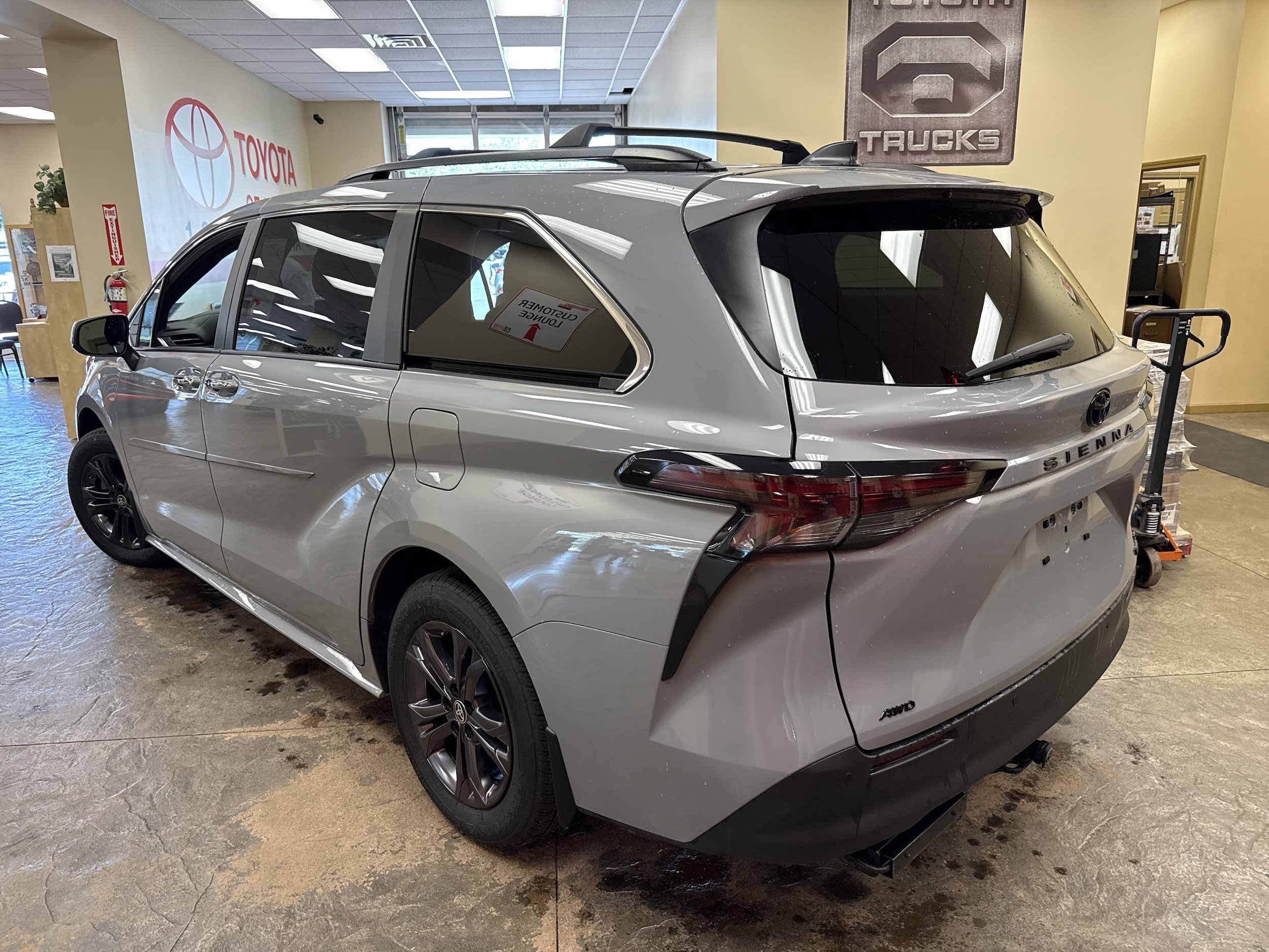 Used 2024 Toyota Sienna XLE Woodland Edition AWD/4WD image 10