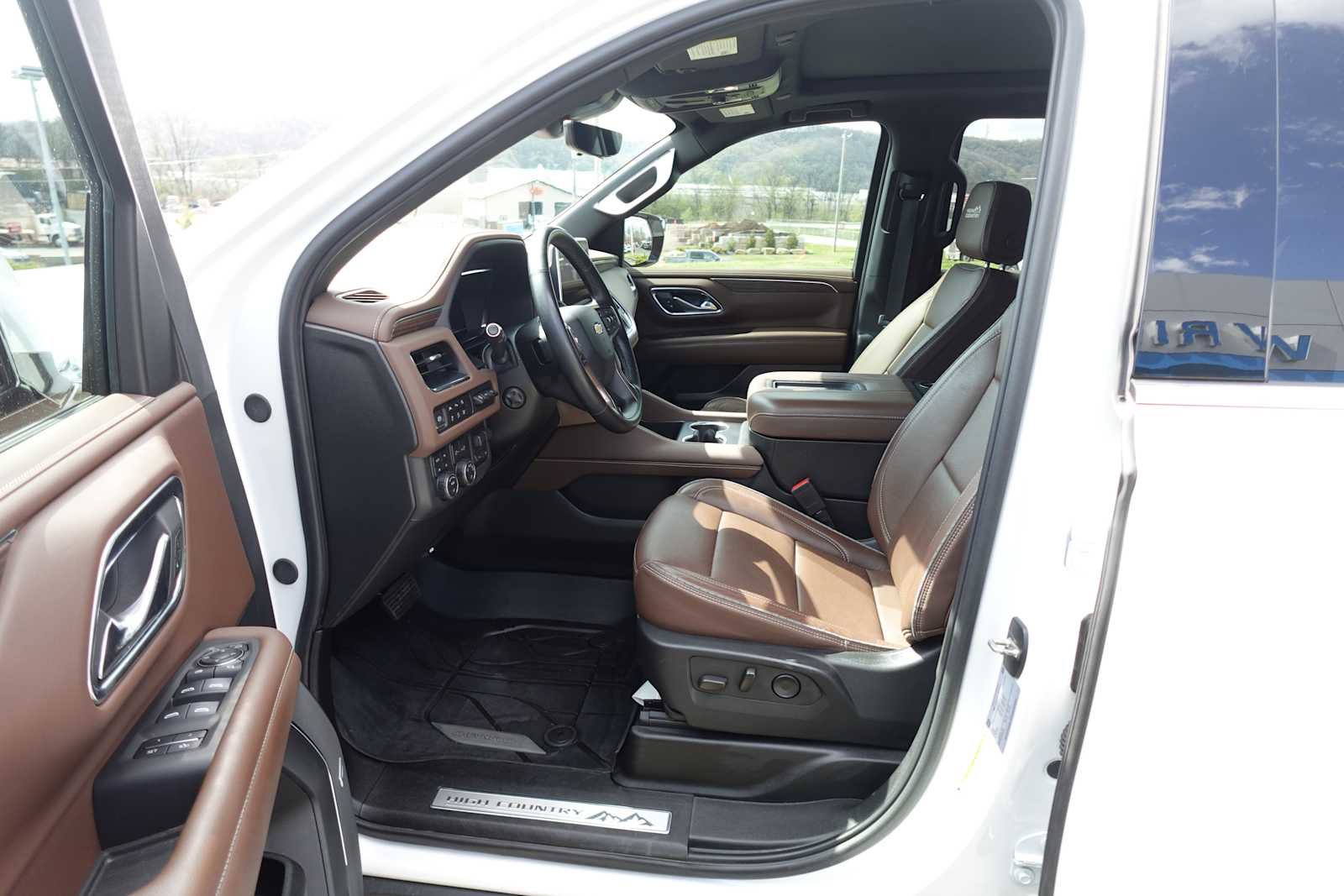 Used 2024 Chevrolet Suburban High Country AWD/4WD image 12