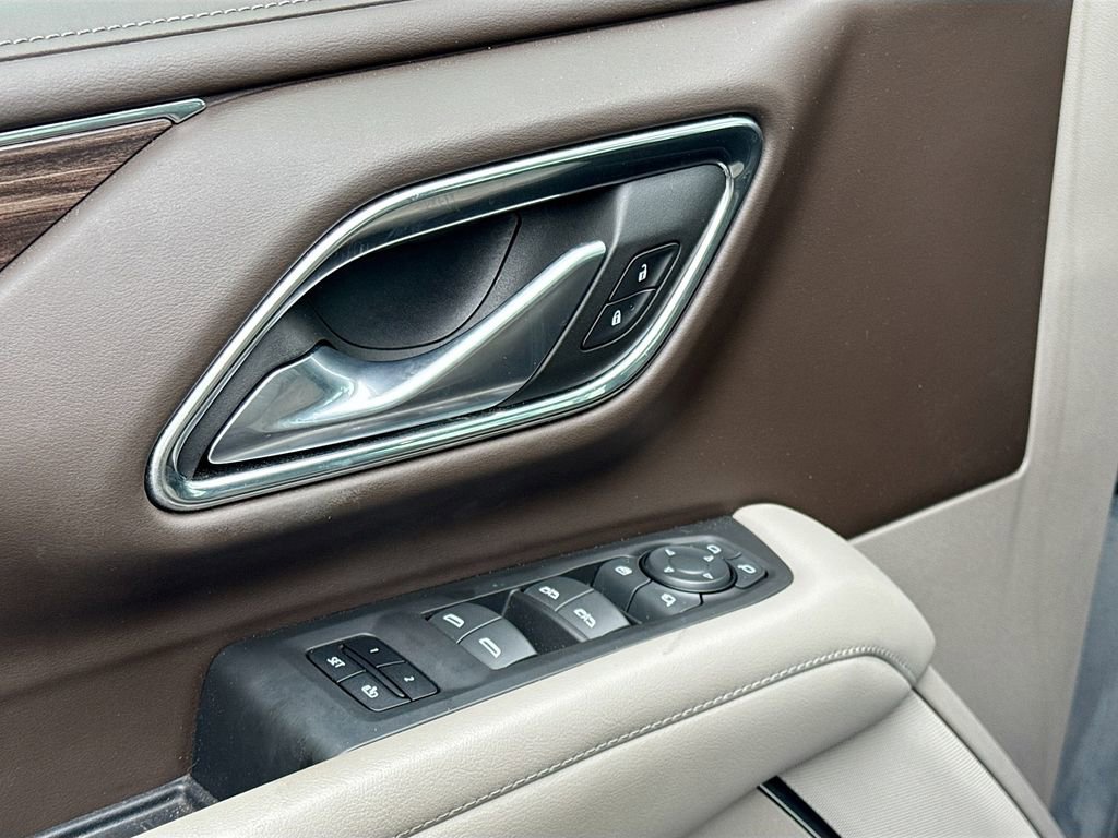 Used 2022 Chevrolet Suburban LT w/ Luxury Package image 18