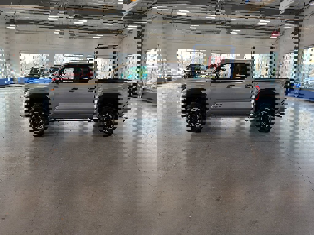 Used 2024 Toyota Tacoma TRD Off-Road image 2