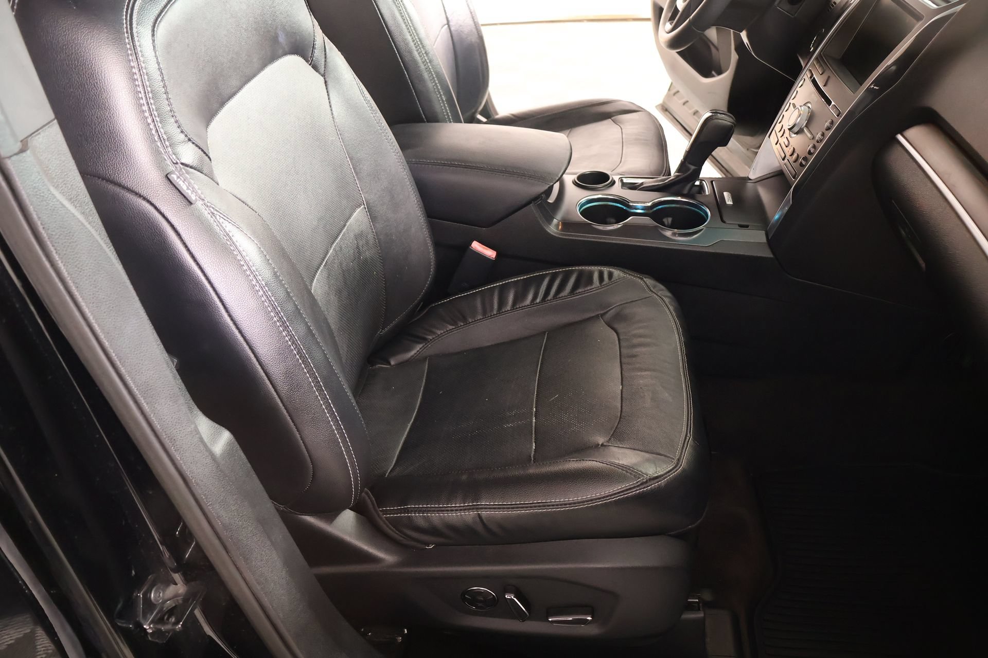 Used 2016 Ford Explorer Limited w/ Equipment Group 301A FWD image 15