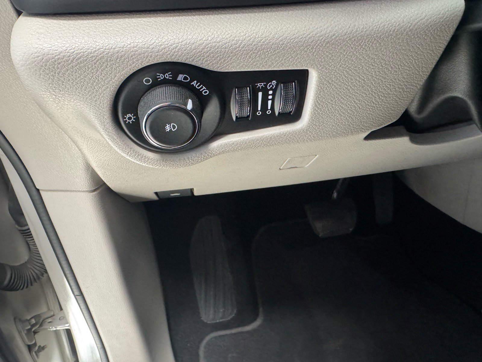 Used 2019 Chrysler Pacifica Touring-L Plus w/ Advanced Safetytec Group FWD image 18