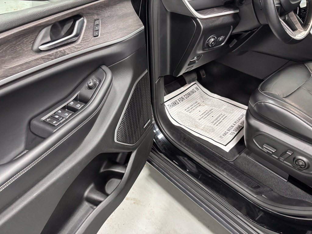 Used 2022 Jeep Grand Cherokee L Limited AWD/4WD image 9