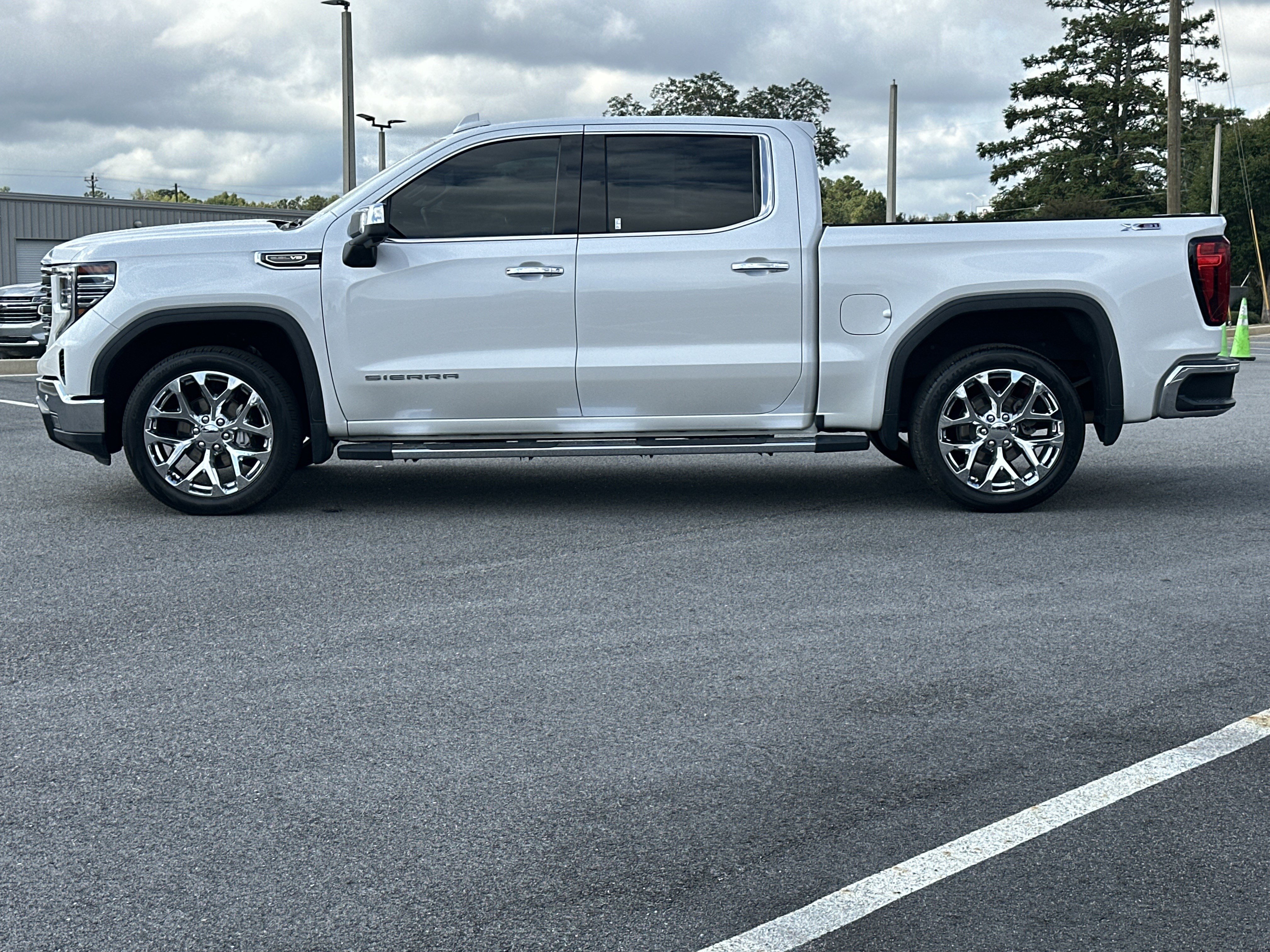 Used 2022 GMC Sierra 1500 SLT w/ SLT Premium Plus Package AWD/4WD image 9