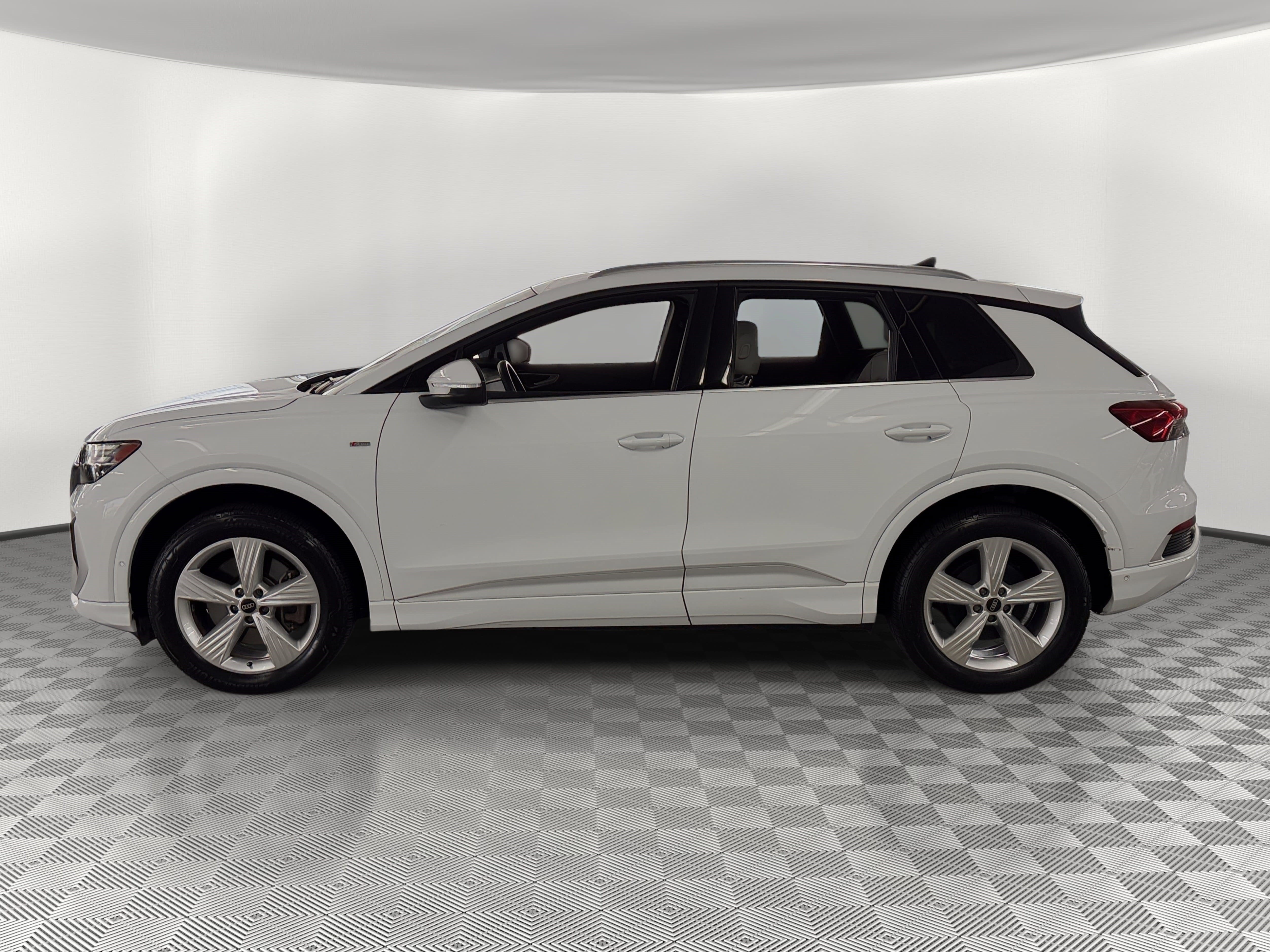 Used 2024 Audi Q4 e-tron Prestige AWD/4WD image 2