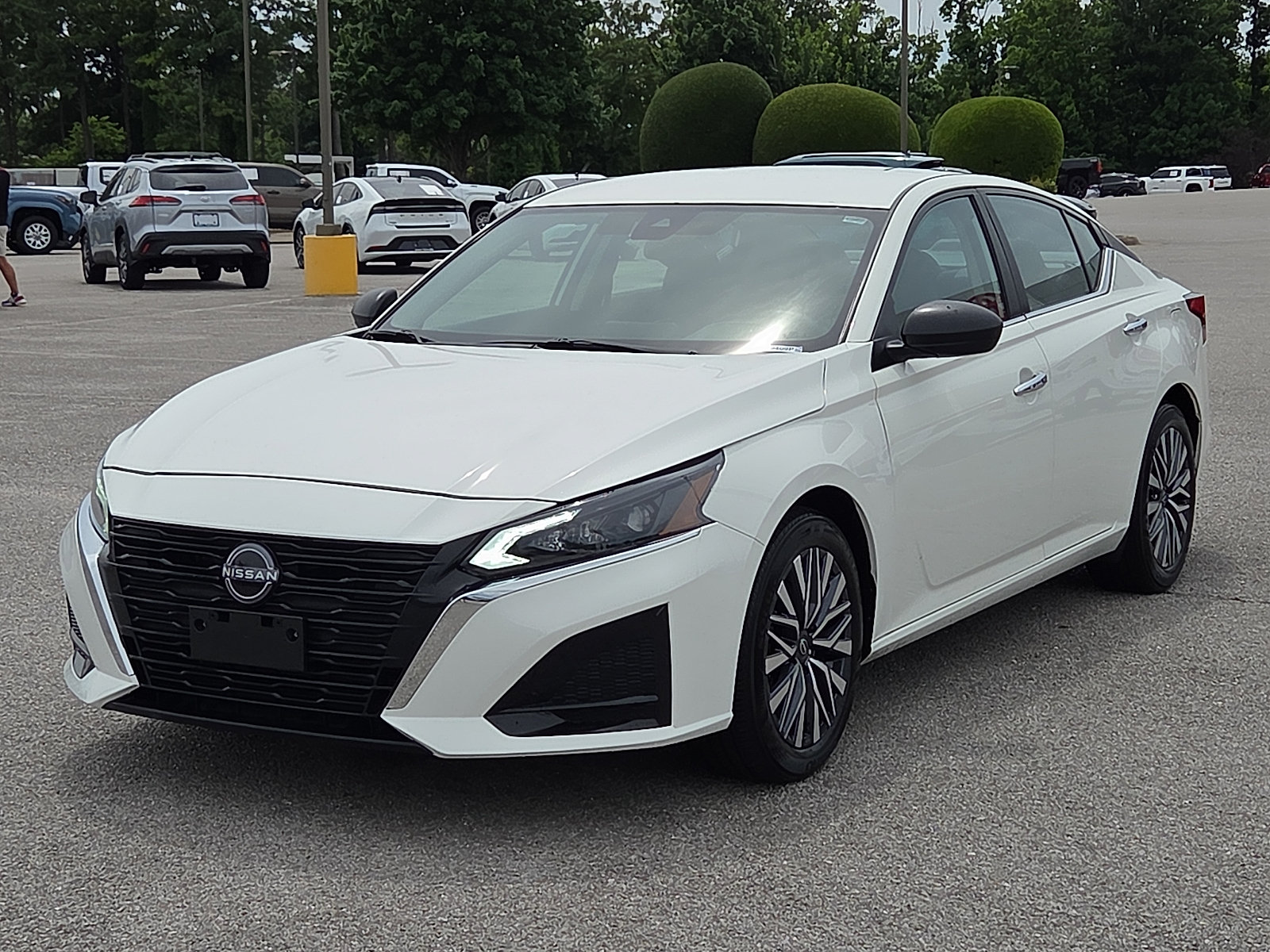 Used 2025 Nissan Altima 2.5 SV FWD image 2