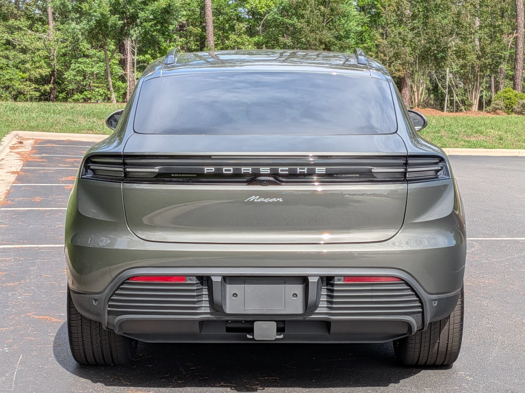 Certified 2025 Porsche Macan Electric RWD image 30