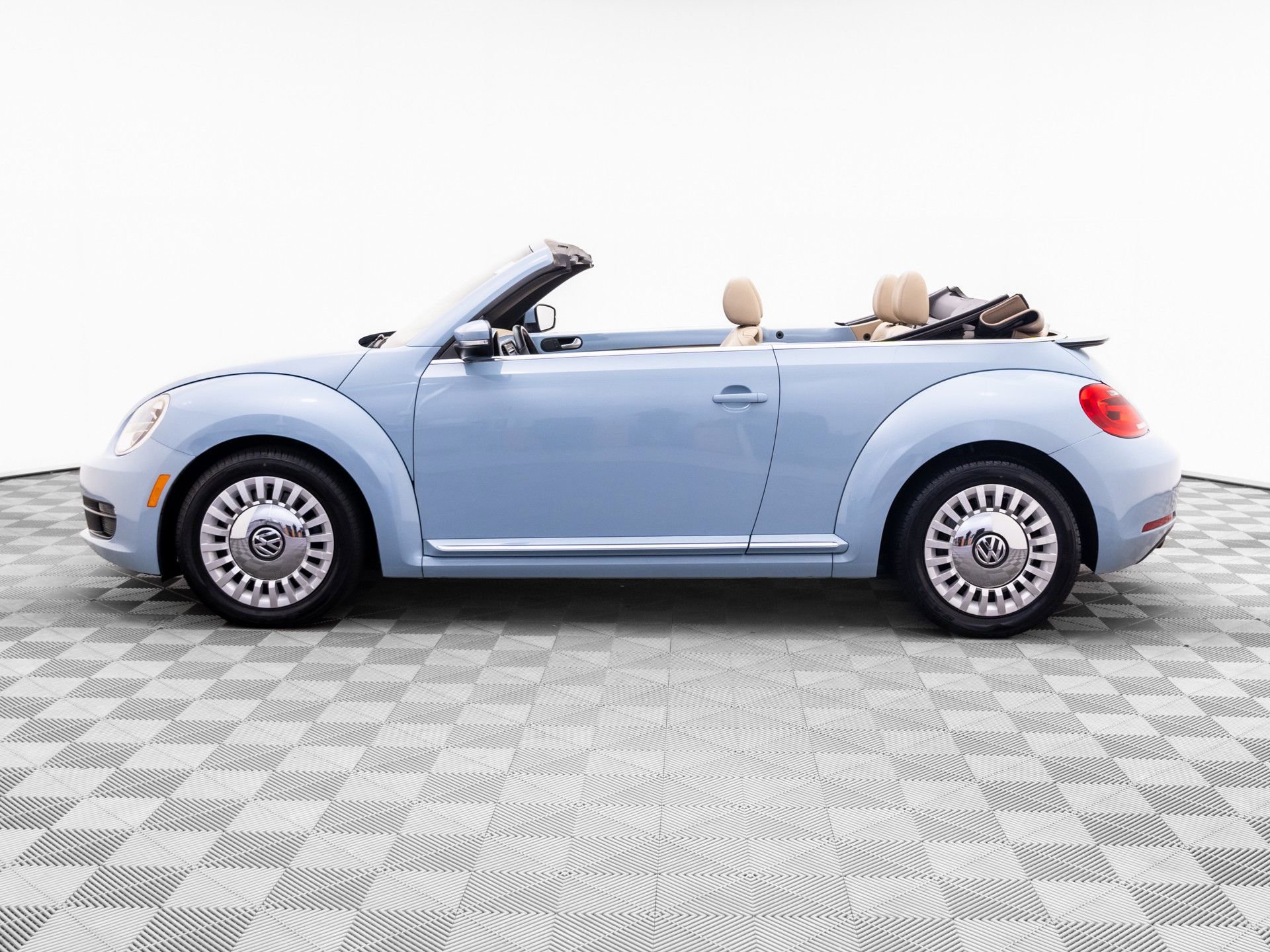Used 2013 Volkswagen Beetle 2.5 FWD image 2