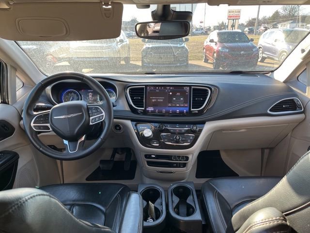 Used 2022 Chrysler Pacifica Touring-L image 12