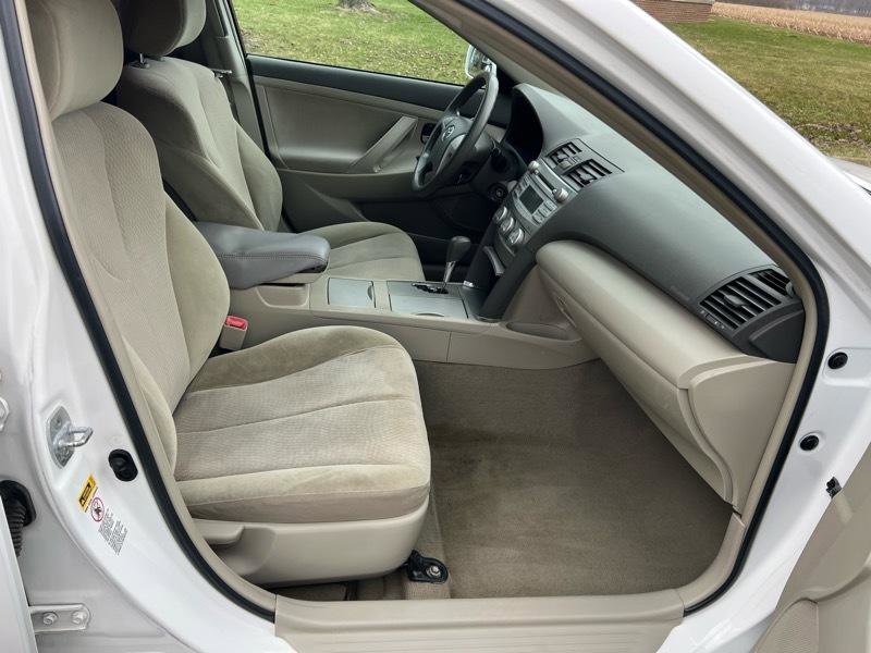 Used 2011 Toyota Camry LE image 10