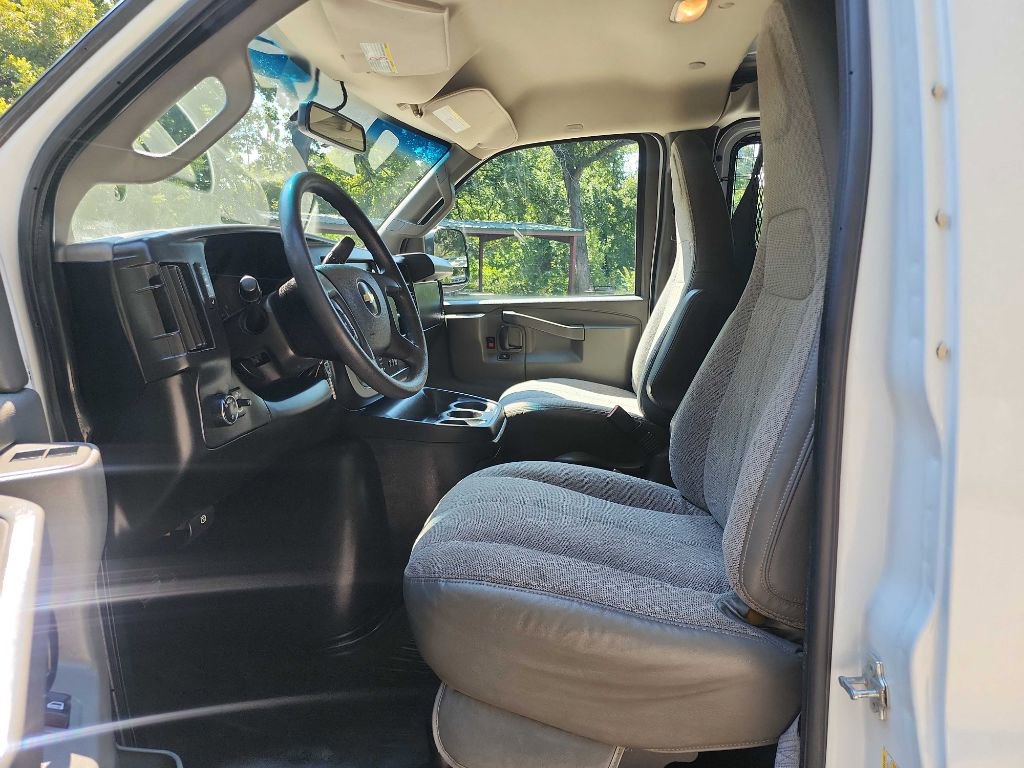 Used 2018 Chevrolet Express 2500 w/ Driver Convenience Package RWD image 16