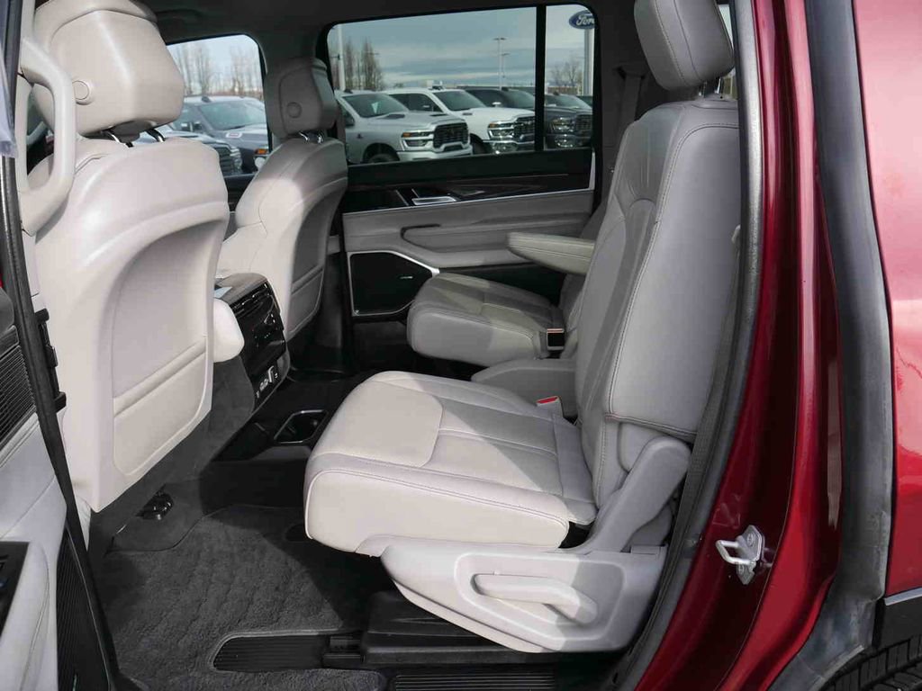 Used 2022 Jeep Wagoneer Series III w/ Flexible Seating Group image 15