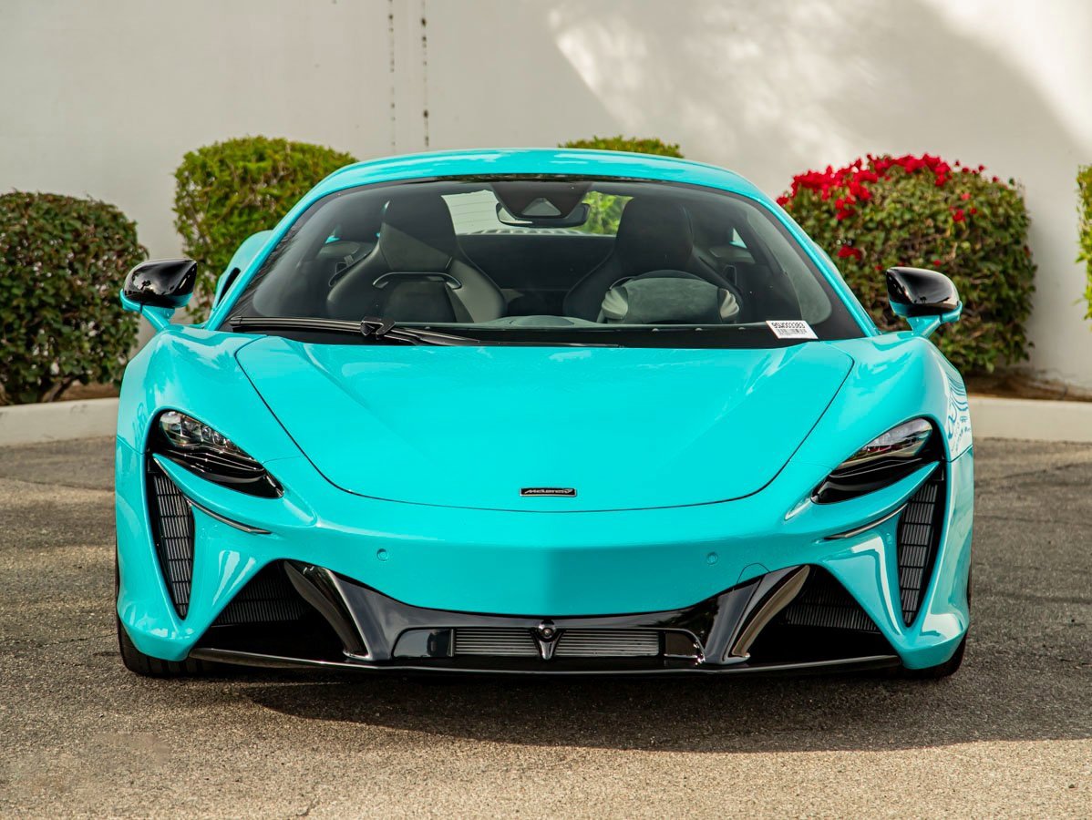 New 2025 McLaren Artura image 3