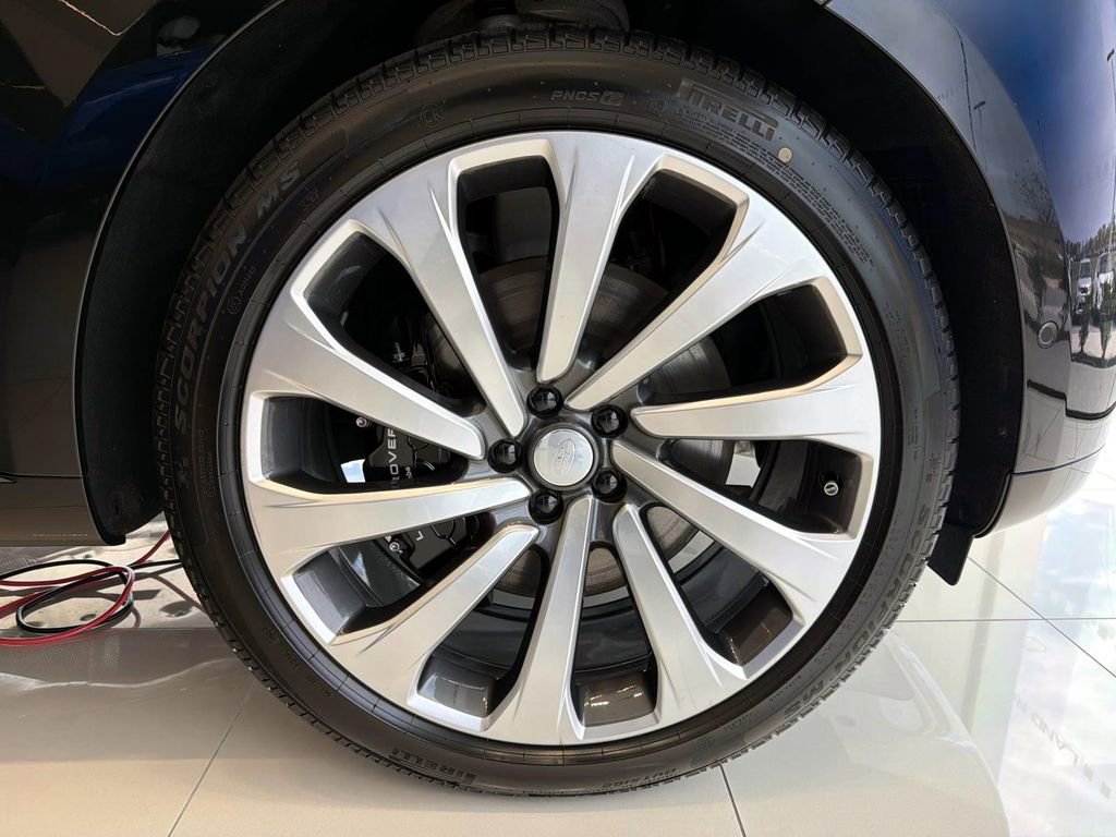 New 2025 Land Rover Range Rover Long Wheelbase Autobiography image 8