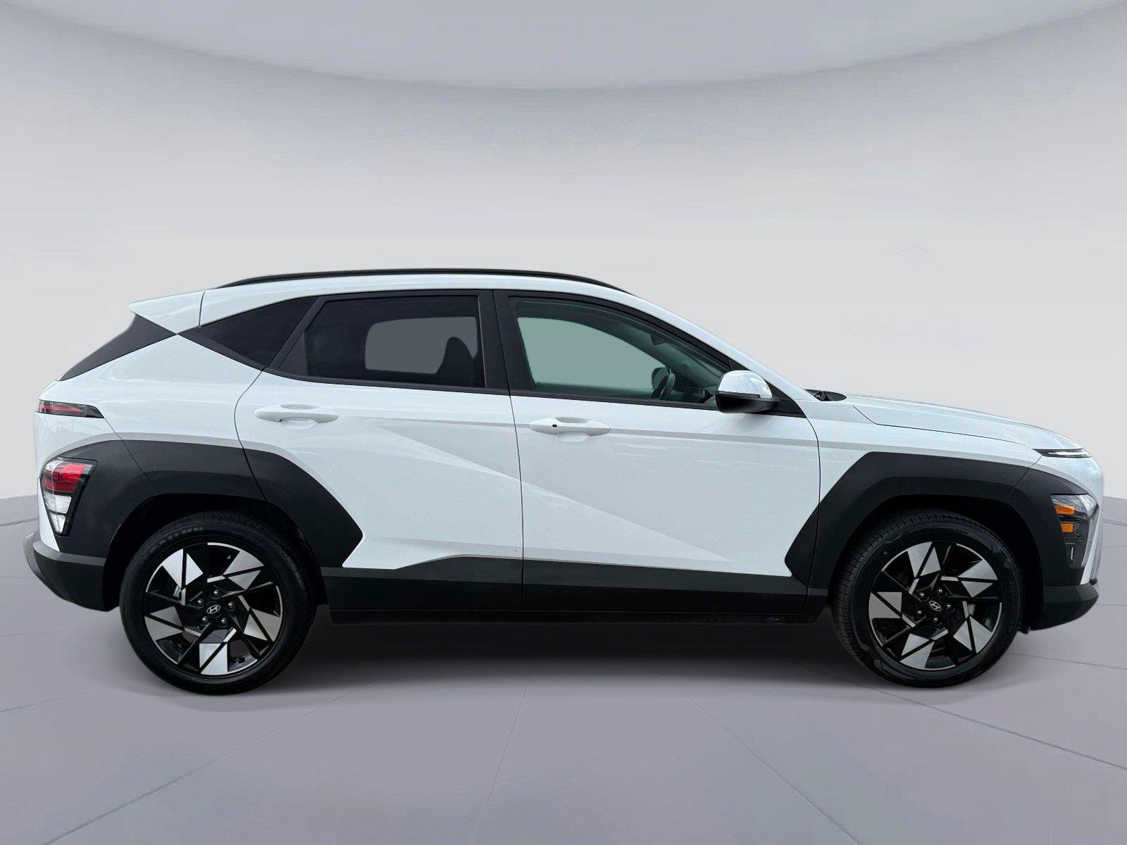 Used 2025 Hyundai Kona SEL FWD image 2