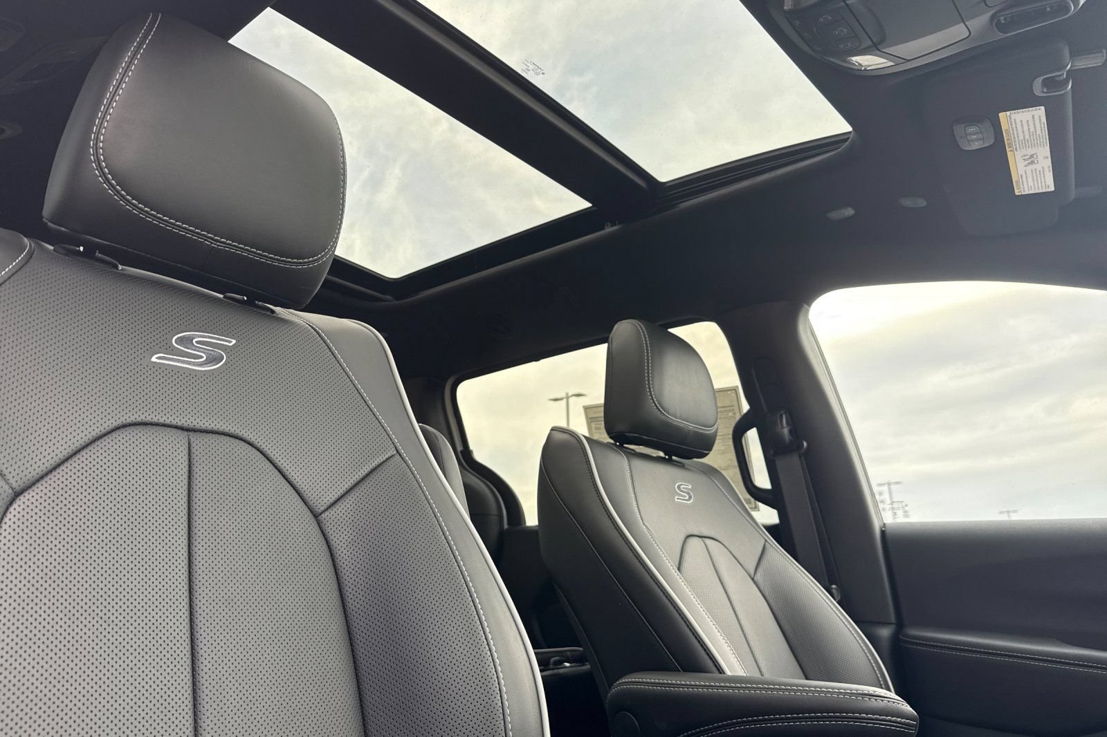 New 2027 Chrysler Pacifica Limited AWD/4WD image 17