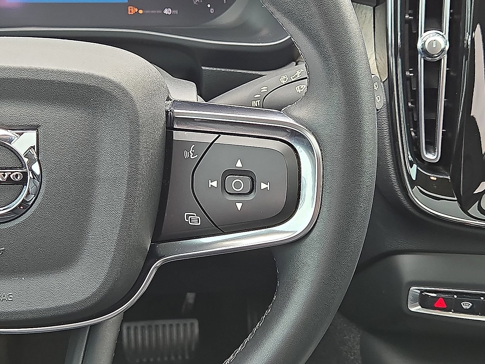 Used 2023 Volvo XC40 B5 Plus AWD/4WD image 21