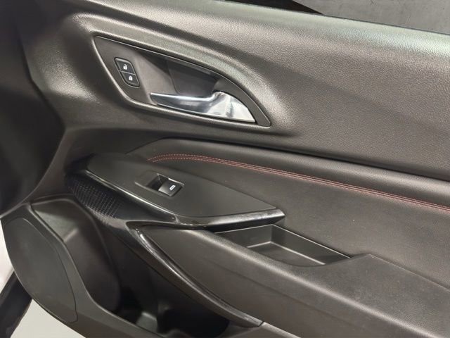 Used 2024 Chevrolet Trax RS w/ Sunroof Package FWD image 27