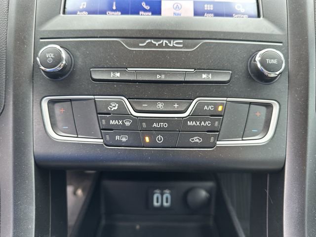 Used 2020 Ford Fusion SE w/ Equipment Group 151A FWD image 18