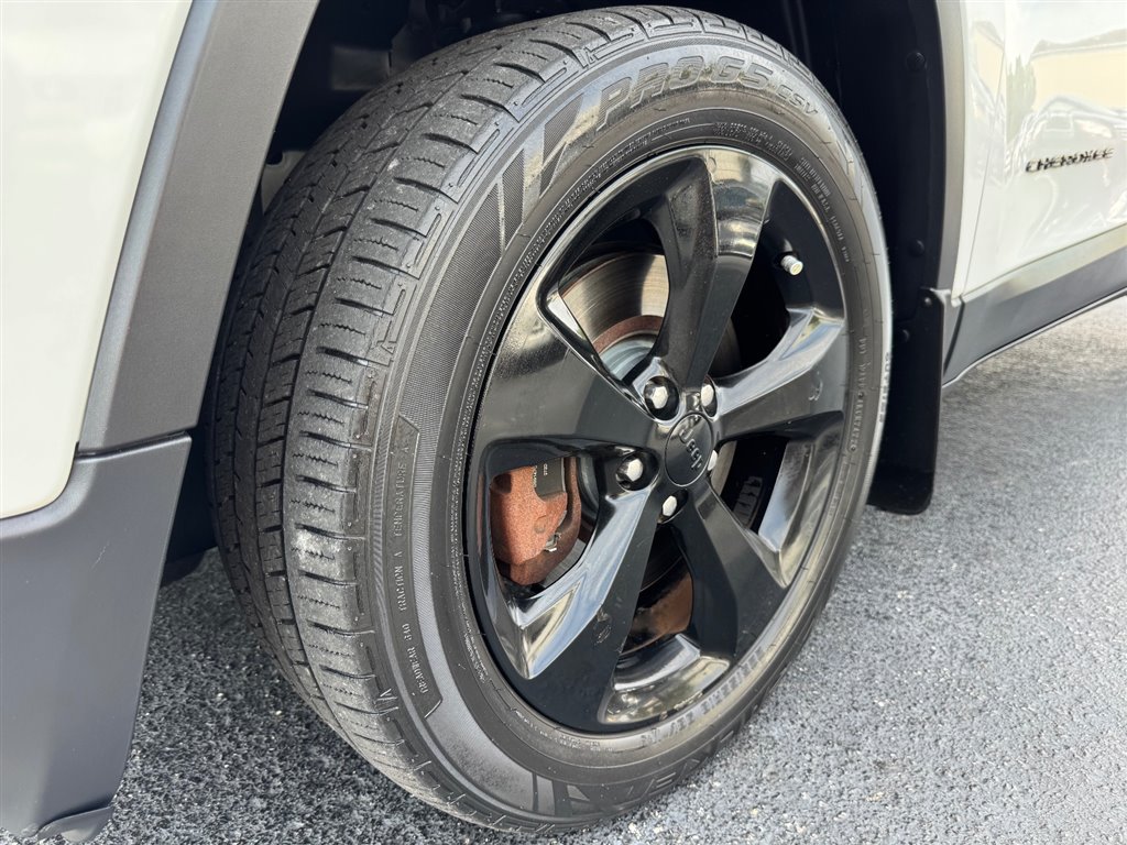 Used 2018 Jeep Cherokee Latitude w/ Altitude Package FWD image 9